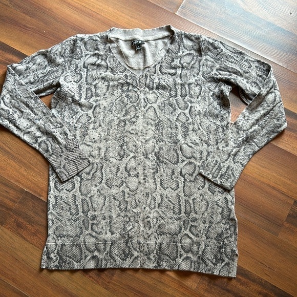 Apt 9 Snake Skin Printed Sweater Size Medium - Picture 1 of 11